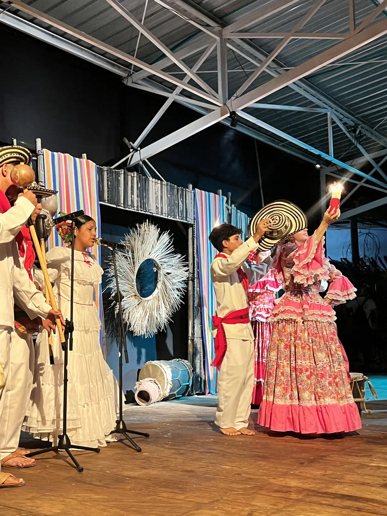 Two communities on one stage in Galeras: sombrero vueltiao, mapalé and white costumes.