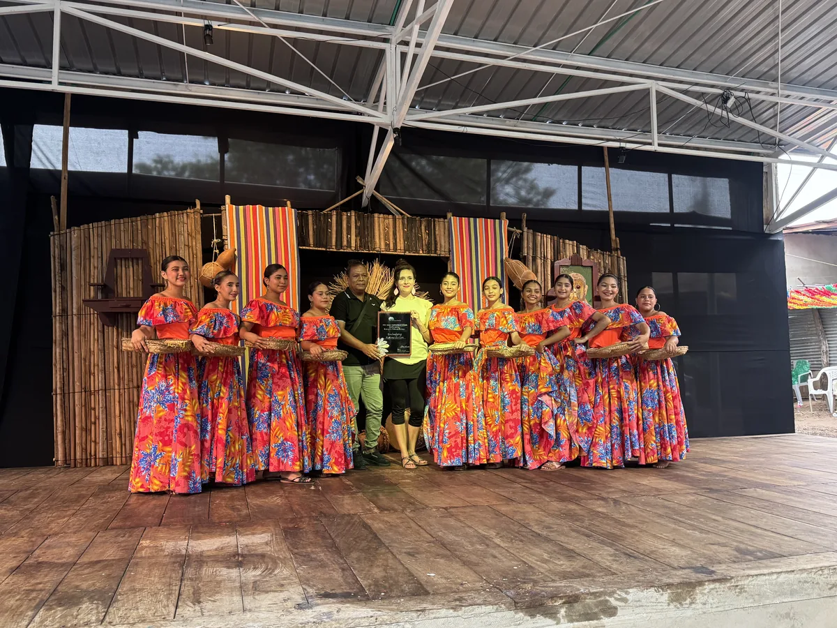A festival group in floral dresses with the JIAPICH award.