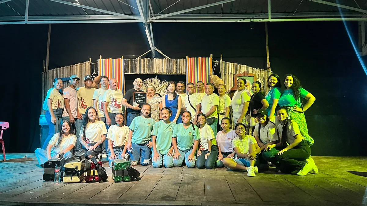Festival groups on stage with the JIAPICH award, Galeras 2026.